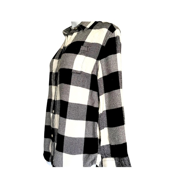🚨SOLD🚨Plaid flannel shirt ✨ - Picture 3 of 4